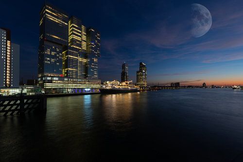 Maan boven Rotterdam