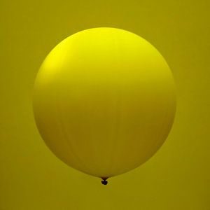 Der Ballon. Olivgrün. Minimalismus.