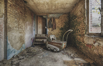 urbex: klassieke kinderwagen