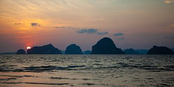 Zonsondergang bij Krabi (Thailand) van t.ART