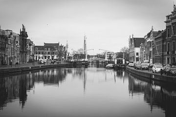 Het Spaarne Haarlem in zwart wit | Stedelijke fotografie | Nederland, Europa van Sanne Dost