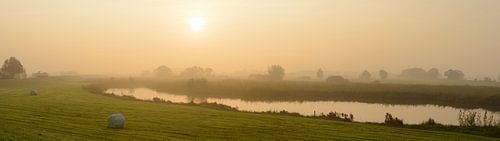 Zonsopkomst boven de rivier de IJssel en de uiterwaarden