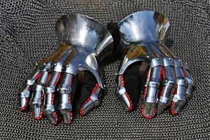 Ritterhandschuhe auf Kettenhemd