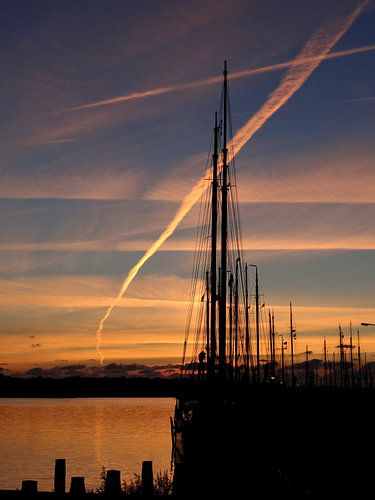 Haven in avondzon. van Joke Schippers