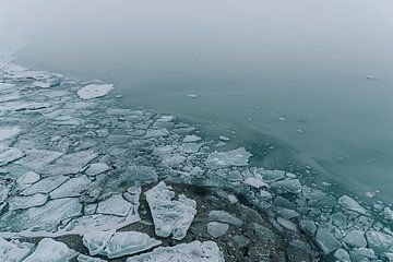 Arctisch zee-ijs glanst van fernlichtsicht