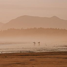Surfers bij zonsondergang op Longbeach, Vancouver Island van Anneloes van Acht
