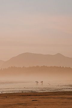 Surfer bei Sonnenuntergang in Longbeach, Vancouver Island