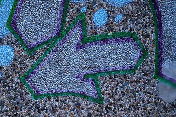 Une flèche sur un mur de pierre. Art de rue.