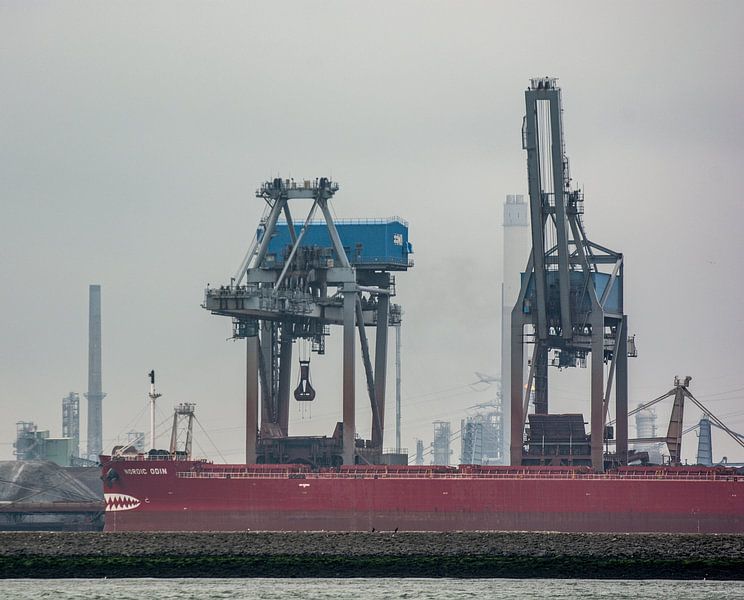 Sea-going vessels in the port of Rotterdam with their heavy cargoes. by scheepskijkerhavenfotografie