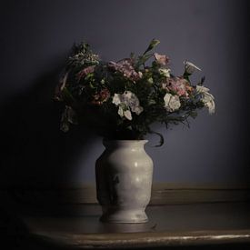 Impressionistisch stilleven van bloemen in een stenen vaas van Roger VDB