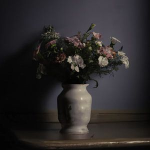 Impressionistisches Stillleben mit Blumen in einer Steinvase von Roger VDB