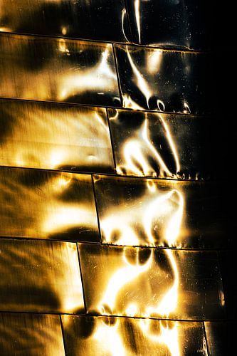 Reflectie op metalen gevel