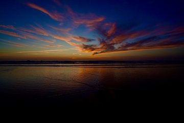 coucher de soleil coloré se reflétant dans l'océan sur Jos Voormolen