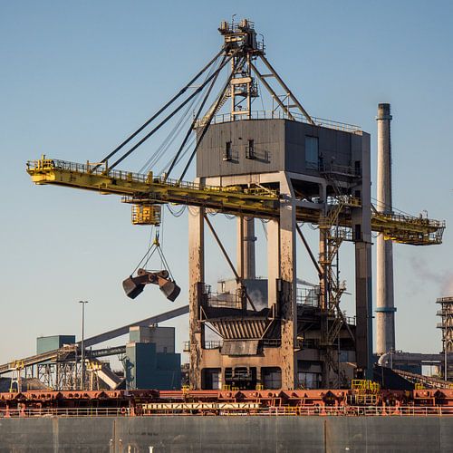 Overslag in beweging van schip naar overslagterminal.