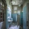 Badkamer in oud vervallen huis van Inge van den Brande