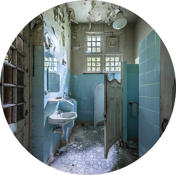 Badkamer in oud vervallen huis