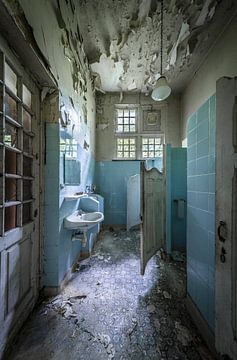Badkamer in oud vervallen huis