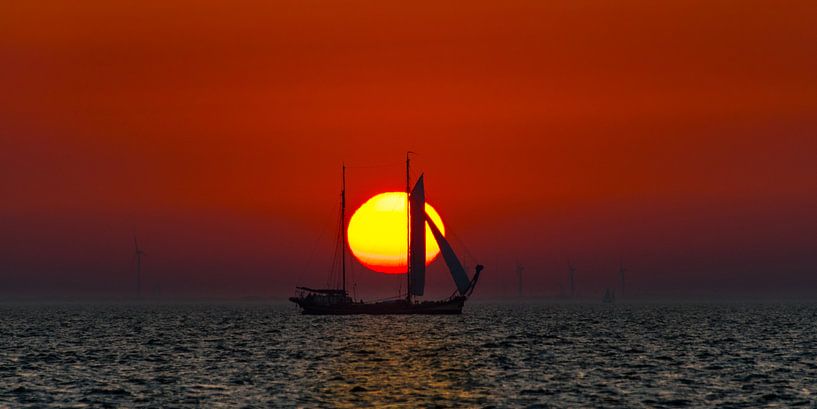 Zonsondergang op het IJsselmeer met een historisch schip als silhouet von Harrie Muis