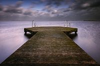 Jetée du lac Tjeukemeer avec couverture nuageuse menaçante