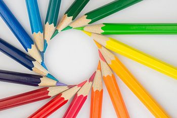 Kleurpotloden in cirkelvorm als achtergrond foto 