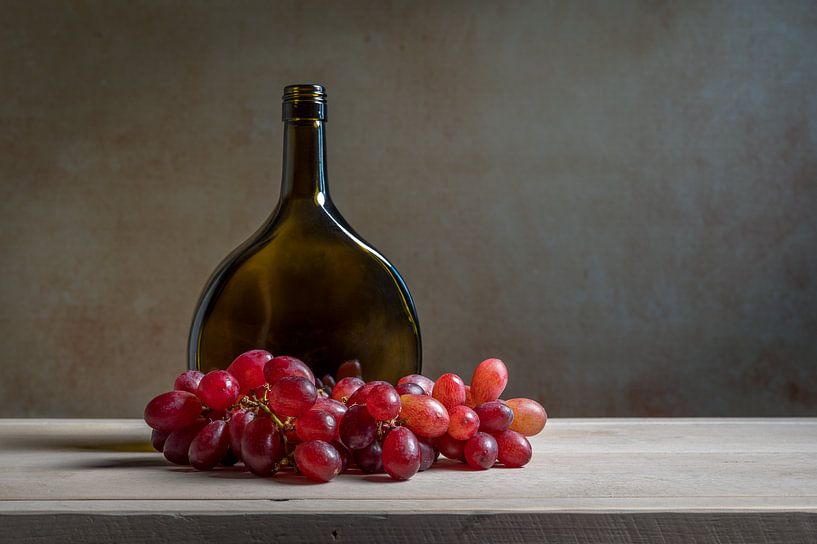 Modern stilleven met druiven en fles van John van de Gazelle fotografie