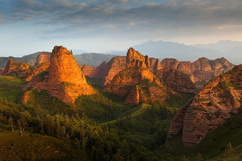 Paysage avec des montagnes de grès rouge au lever du soleil par Chris Stenger
