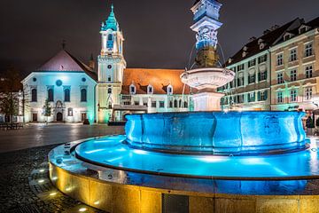 L'hôtel de ville et la fontaine Roland à Bratislava