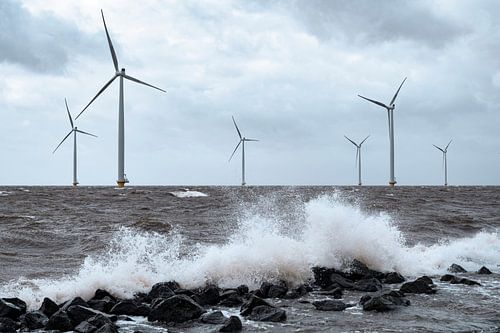 Windturbines in een offshore windpark tijdens een storm