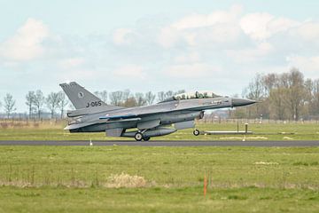 KLu F-16B Fighting Falcon van het 322 Squadron. van Jaap van den Berg