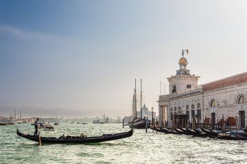 Uitzicht op historische gebouwen in Venetië, Italië van Rico Ködder