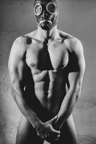 Hele mooie naakte man met sterk gespierd lichaam.