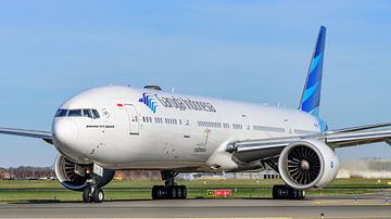 Le Boeing 777-300ER de Garuda roule vers la piste. sur Jaap van den Berg