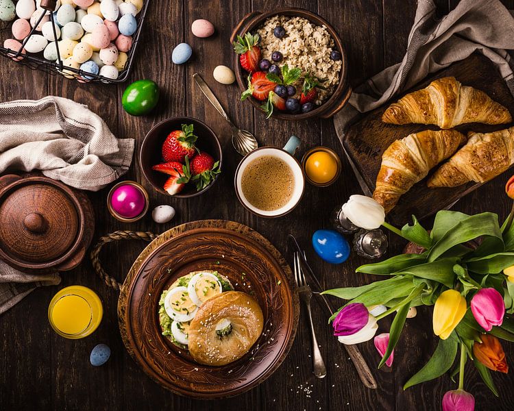 Osterfrühstück mit verschiedenen Köstlichkeiten von Iryna Melnyk