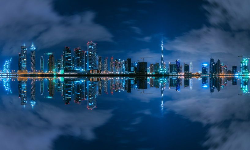 Dubai Business Bay Réflexion de nuit par Jean Claude Castor