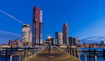 Rotterdam bij Blauw Uur – Een Stad die Nooit Stilstaat van Hendrik Karremans
