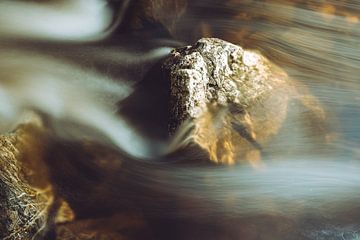 Stein im fließenden Wasser von Yuri Verweij