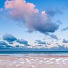 Rosa Wolke über Strand und Nordsee an einem Sommermorgen von Wout Kok