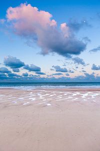 Rosa Wolke über Strand und Nordsee an einem Sommermorgen