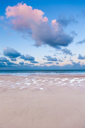Nuage rose sur la plage et la mer du Nord un matin d'été sur Wout Kok
