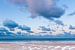 Rosa Wolke über Strand und Nordsee an einem Sommermorgen sur Wout Kok