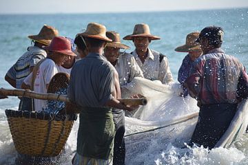 Eine Gruppe von Fischern zieht an der Küste Myanmars ihr Netz ein von My Footprints