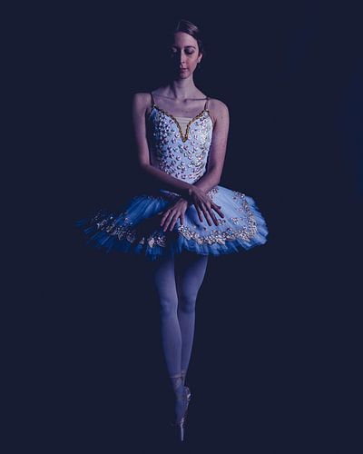 Balletdanser in kleur staand 03