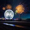 Vuurwerk op de zee bij Scheveningen Pier met reuzenrad van Dexter Reijsmeijer