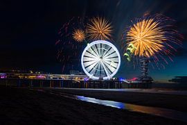 Vuurwerk op de zee bij Scheveningen Pier met reuzenrad van Dexter Reijsmeijer