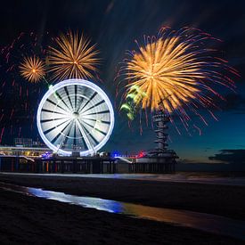 Vuurwerk op de zee bij Scheveningen Pier met reuzenrad by Dexter Reijsmeijer