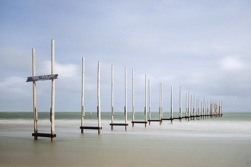 Pfähle am Strand von Texel von Bart van Dinten
