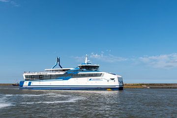 Veerboot Willem de Vlamingh in de haven van Harlingen van Wim Stolwerk