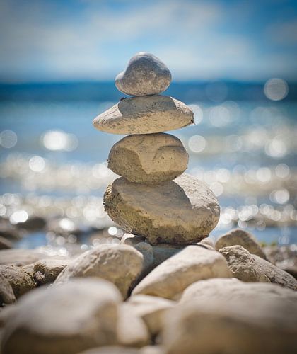 Tours de pierre au bord du lac