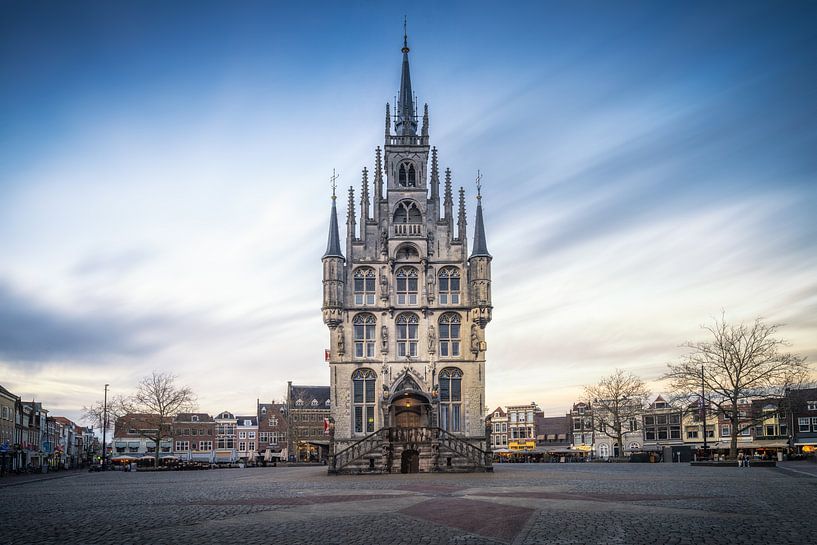 Hôtel de ville de Gouda avec drapeau et coucher de soleil par Bart Ros