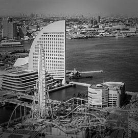 Yokohama met skyline van Tokio | monochroom van Melanie Viola